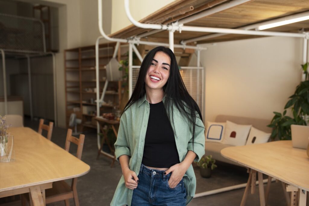 mulher sorridente trabalhando com marketing digital